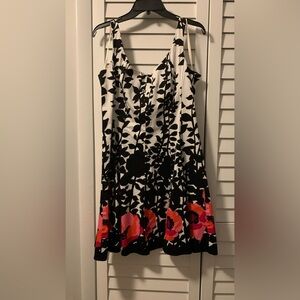 Floral Black and White Dress, Size 14P( runs small) If you’re size 10-12 it fits